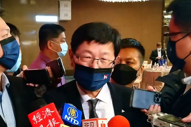 三三会20日举行10月例会，鸿海董事长刘扬伟应邀出席进行专题演讲，会后接受媒体联访。（记者林资杰摄）