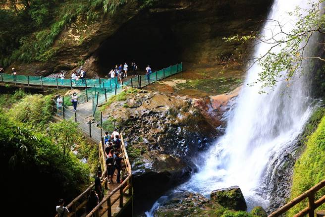 衫林溪森林生态渡假园区，四季景观丰富，图为松泷岩瀑布。（衫林溪森林生态渡假园区提供／黄国峰南投传真）