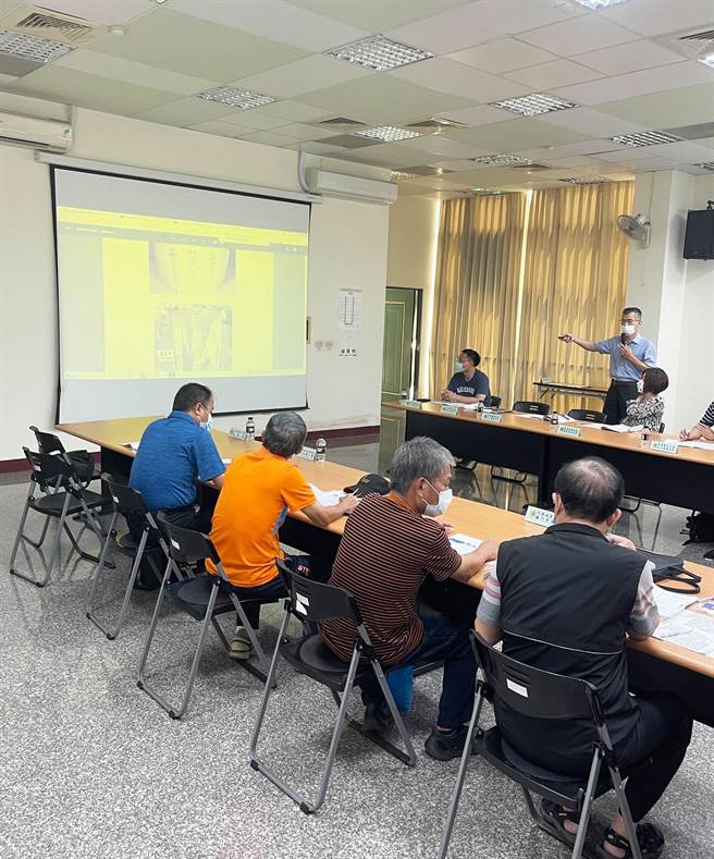 屏東榮民服務處說明榮民軍魂目前安葬現況與未來遷移事宜。(李明祺提供)