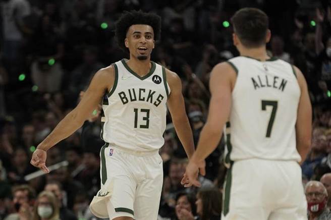 公鹿队Jordan Nwora(左)庆祝投进三分球。（美联社）