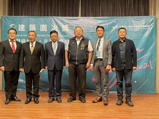 台中市不动产开发公会理事长林正雄(左二)、台中市建筑经营协会理事长赖柄源(左一)、大台中不动产开发公会理事长王至亮(右一)今日受邀担任建筑园冶奖颁奖人。（图／曾丽芳）