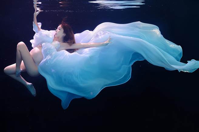 李宓挺8个月孕肚，下水拍摄唯美写真。（凯瑟琳婚纱摄影/Bella手作礼服/凡登男仕西服提供）
