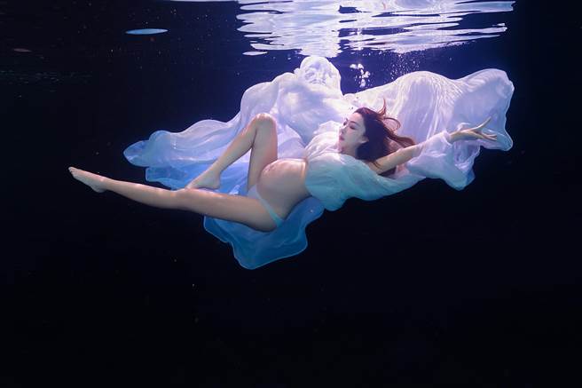 李宓挺8个月孕肚，下水拍摄唯美写真。（凯瑟琳婚纱摄影/Bella手作礼服/凡登男仕西服提供）