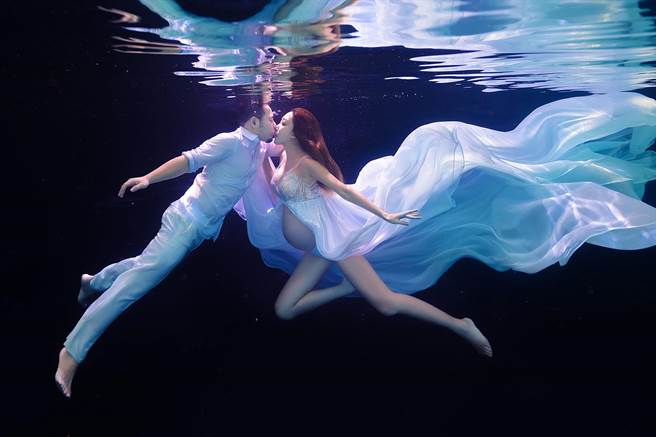 李宓挺8个月孕肚，下水拍摄唯美写真。（凯瑟琳婚纱摄影/Bella手作礼服/凡登男仕西服提供）