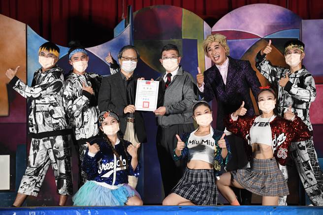 因疫情而停摆5个月，纸风车文教基金会青少年反毒戏剧工程再出发。（纸风车文教基金会提供）