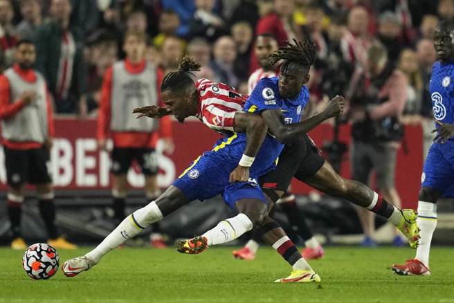 切尔西Trevoh Chalobah(蓝衣)与对手Ivan Toney争球。（美联社资料照）