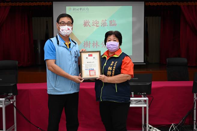 詐騙手法層出不窮，新北市樹林警分局與樹林區公所合作提升社區巡守隊員協勤技能，昨晚間舉辦任務訓練講習，邀請各單位守望相助隊員分享執勤經驗。（警方提供）