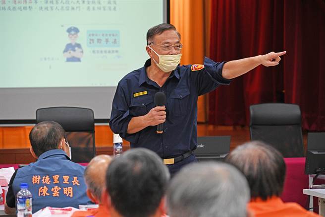 詐騙手法層出不窮，新北市樹林警分局與樹林區公所合作提升社區巡守隊員協勤技能，昨晚間舉辦任務訓練講習，邀請各單位守望相助隊員分享執勤經驗。（警方提供）