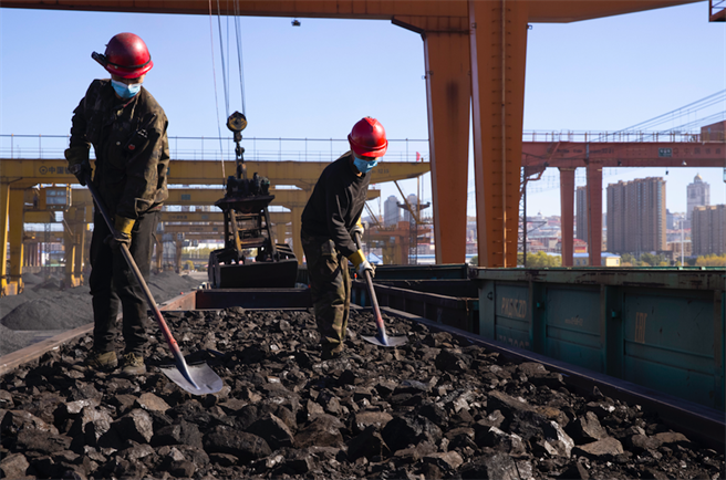 大陆国家发展改革委19日组织重点煤炭企业，研究依法对煤炭价格实施干预措施。(新华社)