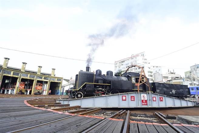 從彰化扇形車庫 ，就知道彰化位於山海線交會，火車調度的重要性。（吳敏菁攝）