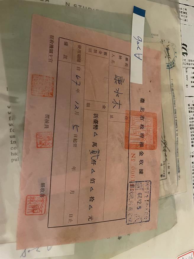 出示美丽岛事件前一年康水木收据原件，施明德：这也是江鹏坚给的。（施明德提供）