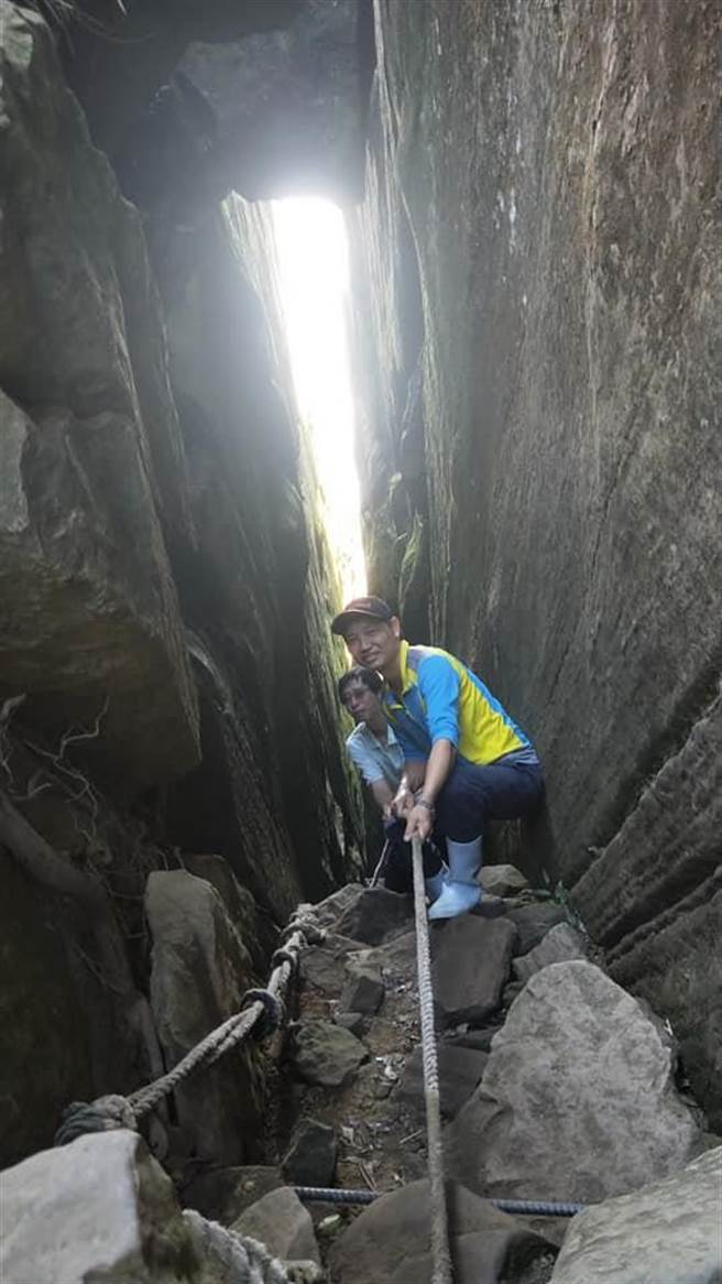 獵鷹尖巨岩底部有深達數10公尺僅容1人行走寬度的裂縫。（陳居峰提供／劉秀芬台南傳真）