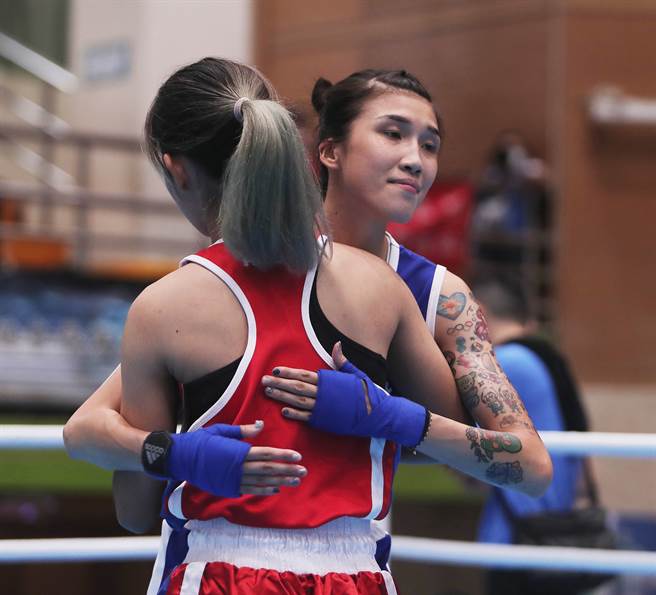 拳擊女將黃筱雯（右）在金牌戰不戰而勝。（陳怡誠攝）