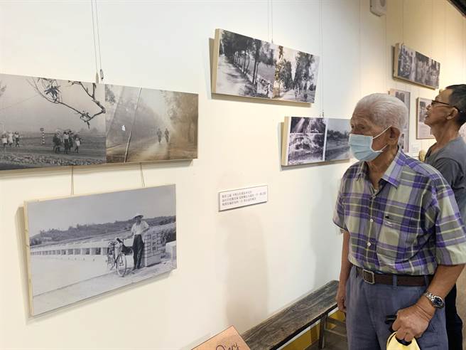 今「烈风光影陈联薰个展─漫步、田庄、摄影家」开幕活动，吸引许多陈家后代、亲友、学生等到场欣赏陈联薰生前摄影作品。（吕妍庭摄）