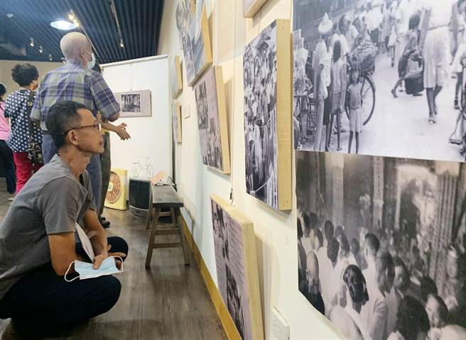 今「烈风光影陈联薰个展─漫步、田庄、摄影家」开幕活动，吸引许多陈家后代、亲友、学生等到场欣赏陈联薰生前摄影作品。（吕妍庭摄）