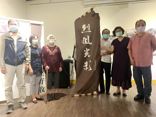 今「烈风光影陈联薰个展─漫步、田庄、摄影家」开幕活动，吸引许多陈家后代、亲友、学生等到场欣赏陈联薰生前摄影作品。（吕妍庭摄）