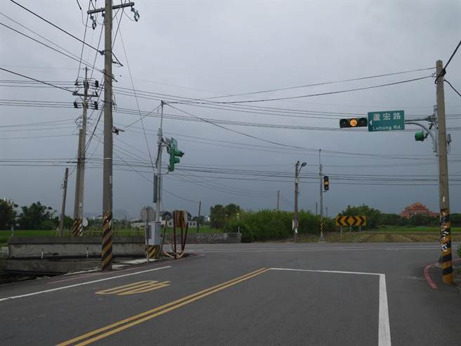 桃园升格7年，但市容仍遭批评不像直辖市，尤其天空缆线仍如蜘蛛网般交错，桃市府目前以标籤顏色区别缆线管理单位，未来则考量推动缆线登记制。（蔡依珍摄）