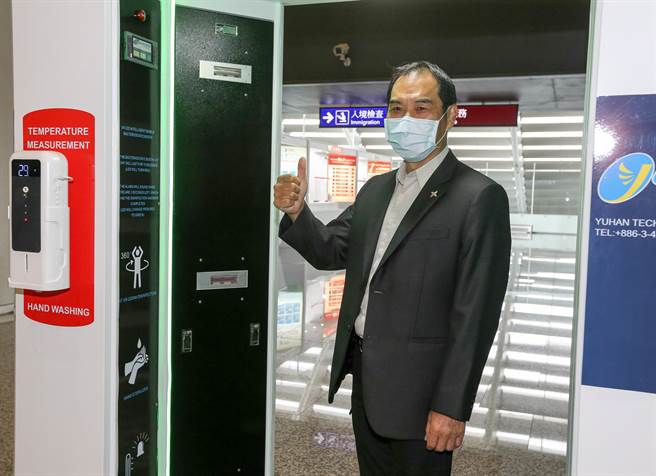 宇汉科技与昱凯科技20日共同捐赠一座可移动式智能抑菌舱，由桃机公司总经理但昭璧代表受赠，让桃园国际机场再添科技防疫新利器。（陈麒全摄）