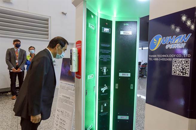 宇汉科技与昱凯科技20日共同捐赠一座可移动式智能抑菌舱，由桃机公司总经理但昭璧代表受赠，让桃园国际机场再添科技防疫新利器。（陈麒全摄）