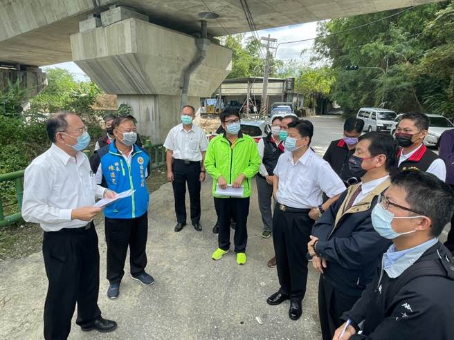 立委傅昆萁邀交通部次长祁文中等多位官员，下乡赴瑞穗、玉里等乡镇灾害路段勘灾，下午新增会勘花莲市通往吉安乡的中华路平交道，全力要求交通部相关单位速谋改善及解决之道。(戴志扬翻摄)