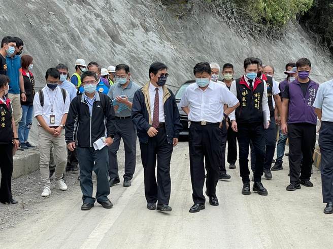 傅昆萁今（20）天邀交通部次长祁文中等多位官员，下乡赴瑞穗、玉里等乡镇灾害路段勘灾，下午新增会勘花莲市通往吉安乡的中华路平交道，全力要求交通部相关单位速谋改善及解决之道
