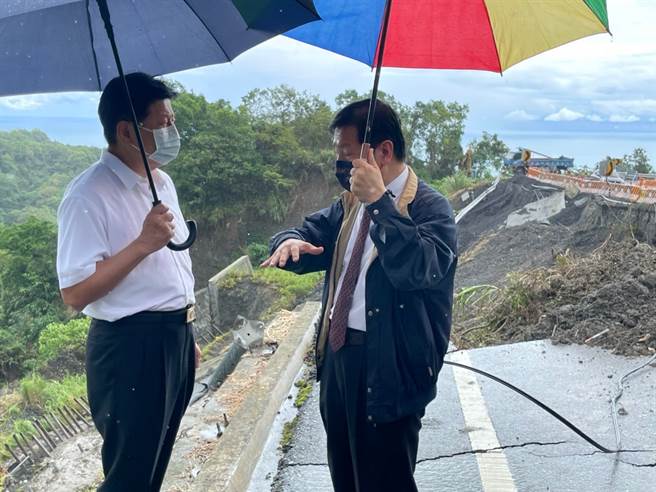 傅昆萁今（20）天邀交通部次长祁文中等多位官员，下乡赴瑞穗、玉里等乡镇灾害路段勘灾，下午新增会勘花莲市通往吉安乡的中华路平交道，全力要求交通部相关单位速谋改善及解决之道