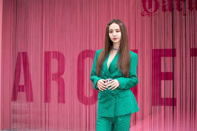 蔡依林身穿Gucci墨綠GG緹花西裝外套10萬8700元、墨綠GG緹花西裝褲4萬8500元、銀色項鍊3萬3700元、棕色GG緹花高跟靴4萬1100元。(攝影石智中)