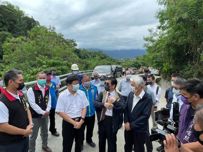 傅昆萁今（20）天邀交通部次长祁文中等多位官员，下乡赴瑞穗、玉里等乡镇灾害路段勘灾，下午新增会勘花莲市通往吉安乡的中华路平交道，全力要求交通部相关单位速谋改善及解决之道