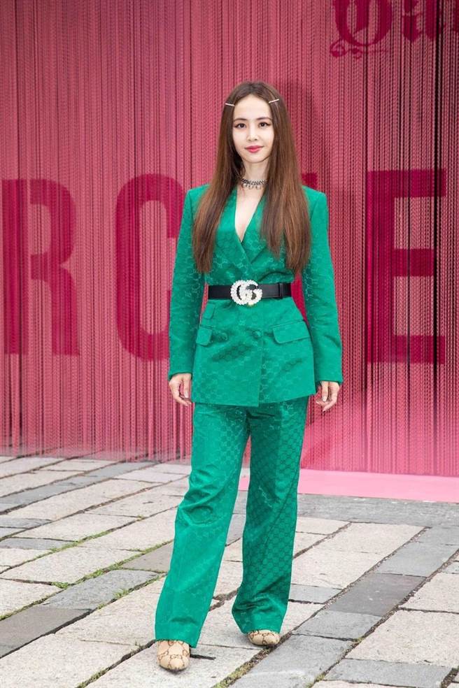 蔡依林身穿Gucci墨綠GG緹花西裝外套10萬8700元、墨綠GG緹花西裝褲4萬8500元、銀色項鍊3萬3700元、棕色GG緹花高跟靴4萬1100元。(攝影石智中)