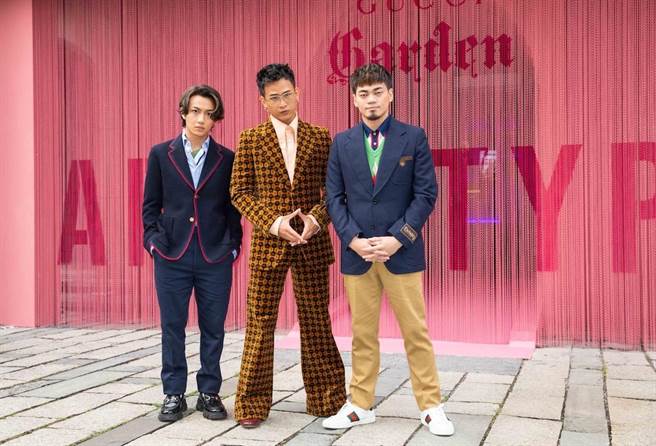 茄子蛋（左：阿德）身穿Gucci深藍色棉織布西裝外套8萬7000元、藍色棉質襯衫價格店洽、深藍色九分褲2萬8500元、馬銜鍊真絲圍巾1萬7100元、馬銜鍊厚底皮鞋3萬2900元；（中：阿斌）咖啡馬銜鍊外套10萬8500元、咖啡馬銜鍊長褲4萬8000元、粉色襯衫2萬3500元、酒紅皮鞋2萬8800元、（右：阿任）深藍西裝外套9萬3500元、白色Polo衫2萬1000元、綠色V領背心3萬1500元、棉質九分褲2萬8500元、白色球鞋2萬3900元。(攝影石智中)
