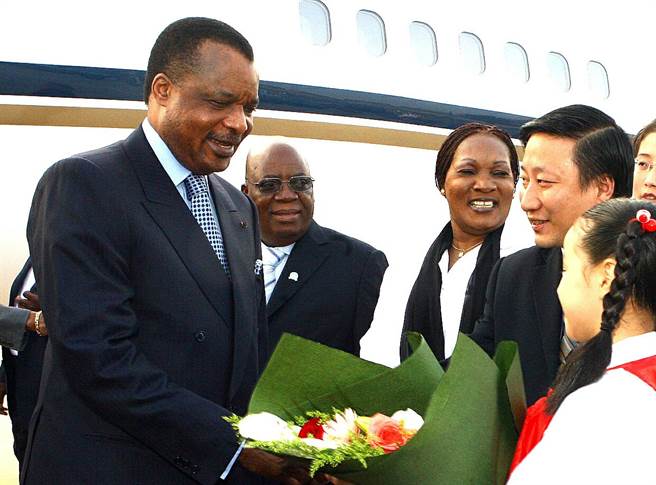 刚果总统恩奎索（左１）访问上海。（新华社资料照片）