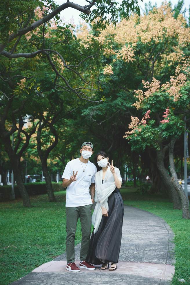 瘦子（左）与陈嘉桦将在大银幕上谈姊弟恋。（宽银慕电影提供）