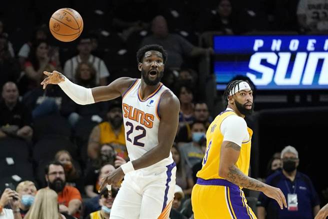 太阳中锋艾顿(左)把球传给队友。（美联社资料照）