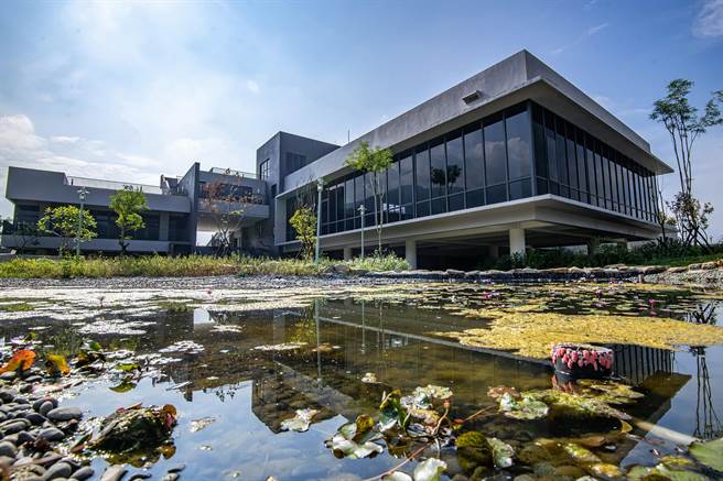 南投縣參賽27屆建築園冶獎，共計有11件作品獲獎，其中「105年度南投埔里福興農場旅館區開發新建統包工程」榮獲「公共建築景觀類」獎。（南投縣府提供／黃國峰南投傳真）