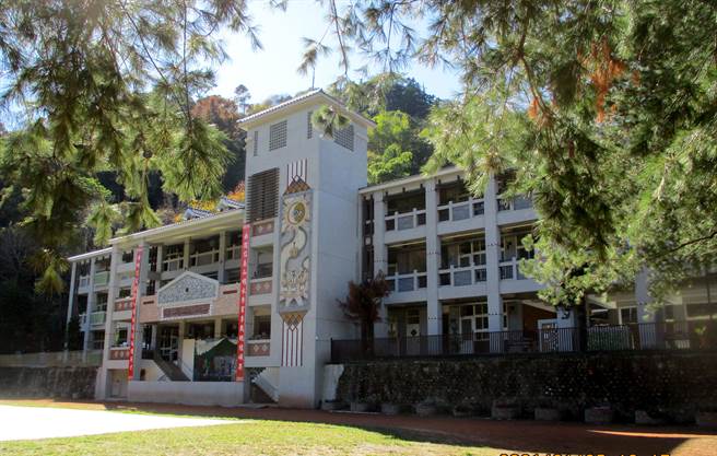 南投縣參賽27屆建築園冶獎，共計有11件作品獲獎，其中「106年度新鄉國小老舊校舍拆除重建工程」榮獲「校園建築景觀類」獎。（南投縣府提供／黃國峰南投傳真）