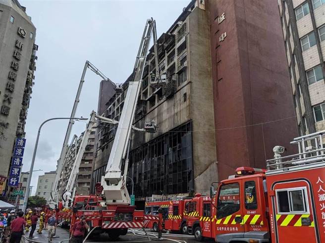 高雄市盐埕区「城中城」上周发生大火，酿成46人死亡的悲剧，专家曝火灾现场最可怕的杀手是「浓烟」。(图/曹明正摄)