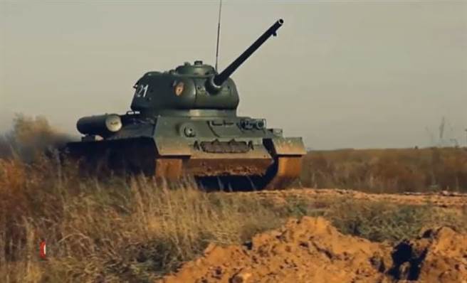 很难想象苏联T-34战车竟然仍可在现代运作，甚至还能开炮。(图/Youtube)