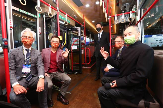「2035 E-Mobility Taiwan」开展，AIT副处长柯杰民(左1)、外贸协会董事长黄志芳(左2)等一起体验成运汽车电动巴士内装。(图／外贸协会提供)