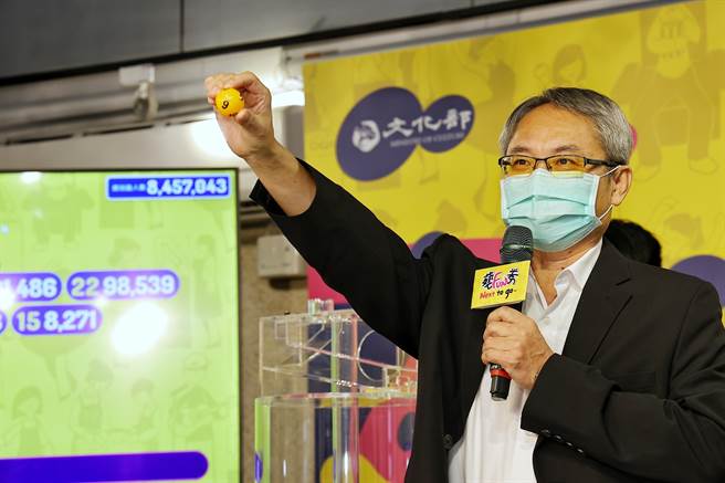 艺FUN券第二周抽籤记者会20日在台北举行，文化部文创发展司司长江清松（见图）表示，得奖人会收到简讯通知，11月10日起将可使用。（陈信翰摄）