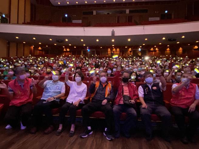 旺旺文教基金会举办公益演唱会向嘉义市志工致敬，副市长陈淑慧与志工们同乐。（廖素慧摄）