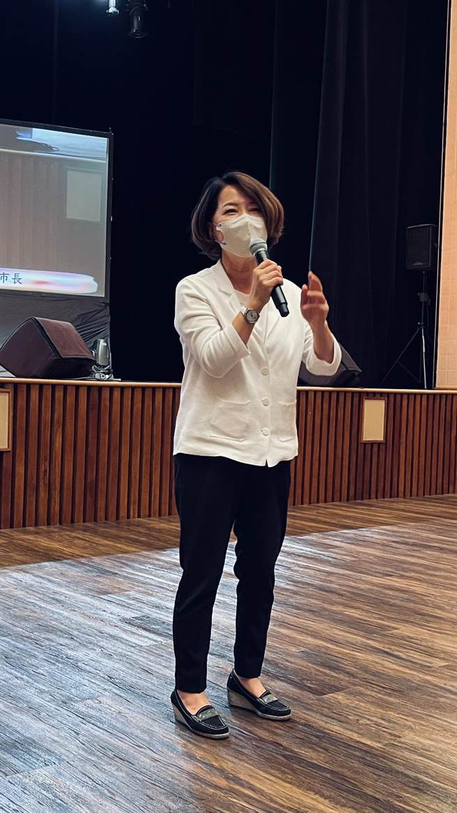 嘉义市副市长陈淑慧感谢旺旺文教基金会举办公益演唱会向志工们致敬。（廖素慧摄）