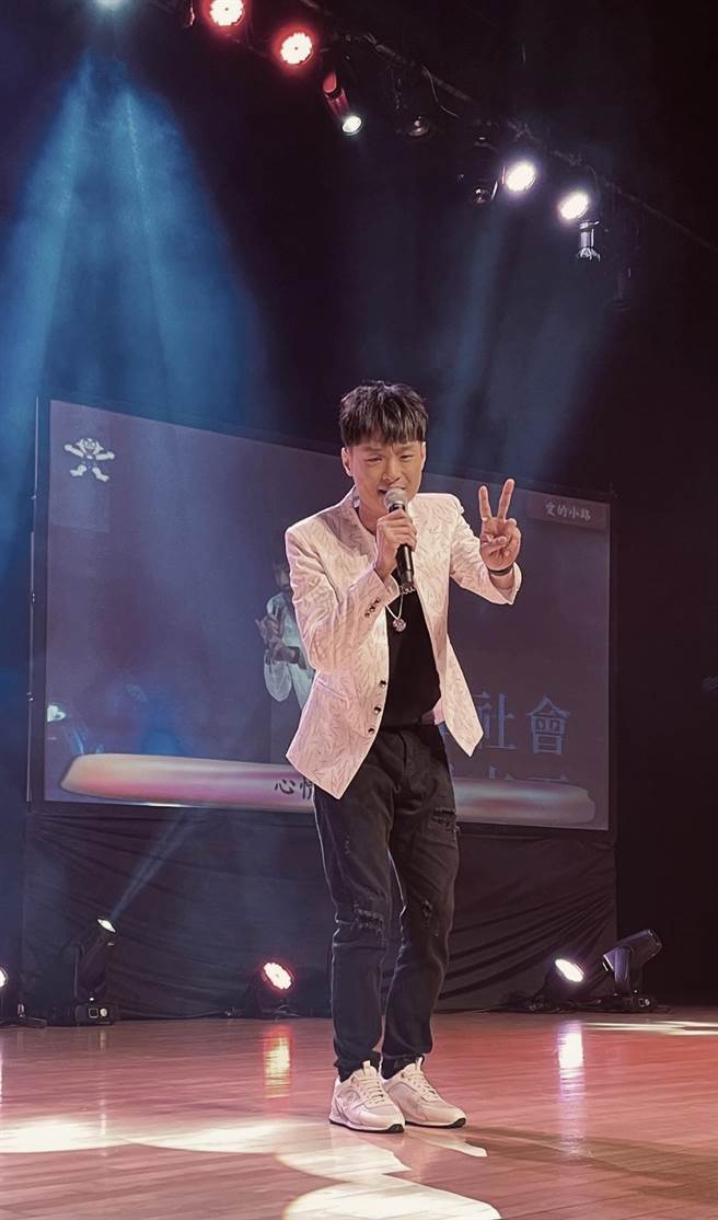 高佳群高唱「爱的小路」。（廖素慧摄）