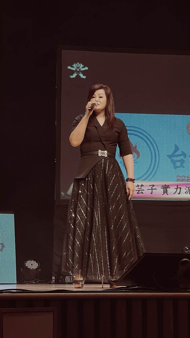 台语歌姬邱芸子演唱「昨夜星辰」。（廖素慧摄）