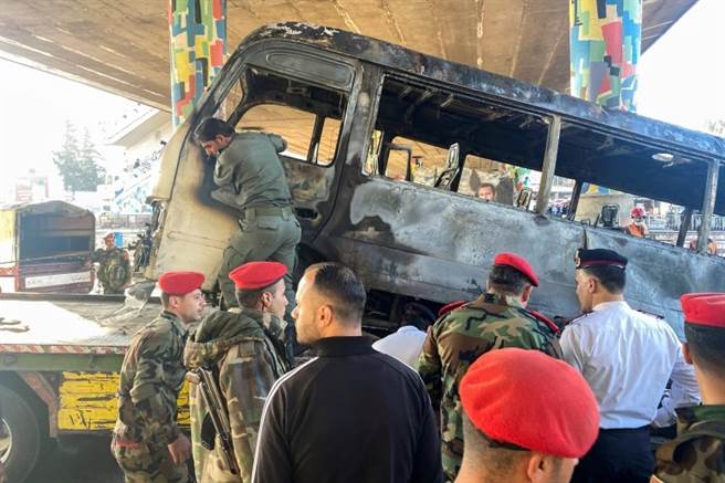 士兵检查大马士革市中心的爆炸现场。(图/路透社)