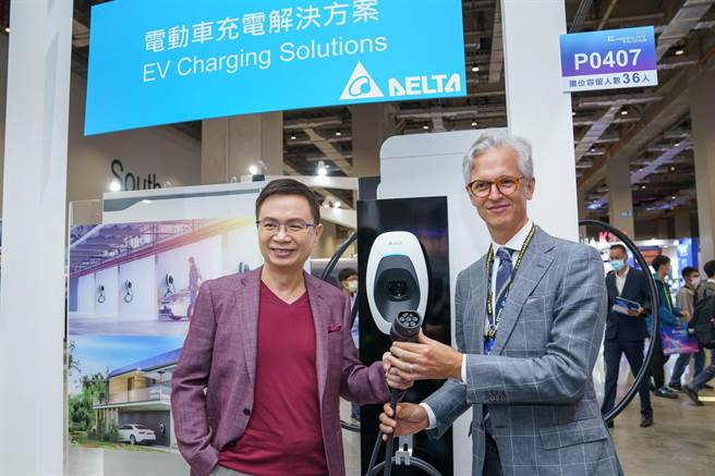 「2035 E-Mobility Taiwan」今舉辦，外貿協會董事長黃志芳(左)與AIT副處長柯傑民，參觀電源管理大廠台達的電動車充電基礎設施。(圖／台達提供)