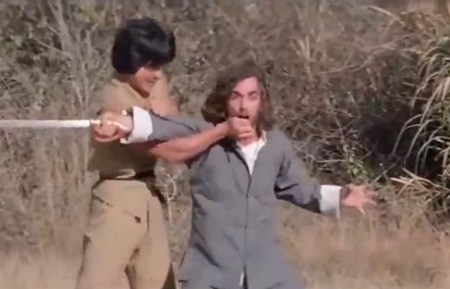 罗伊昔日在电影《蛇形刁手》中和成龙有激烈对打戏。(图/ 摘自微博)