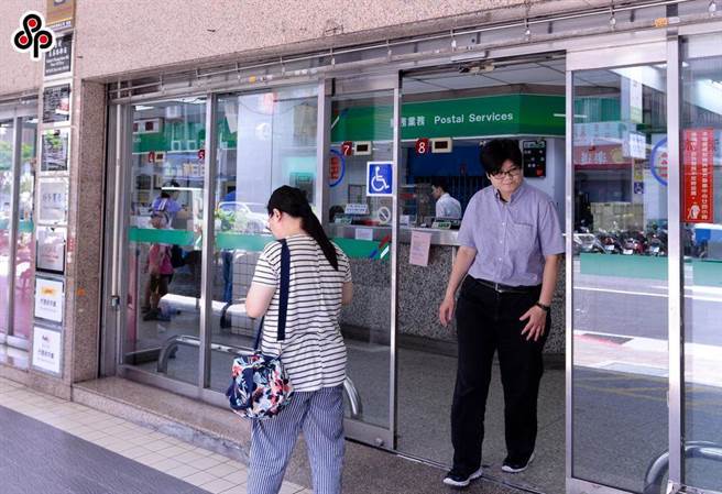 一名网友到邮局刷簿子，发现自动补折机无法自动翻页，令他心生疑惑是不是设备没有进步。（示意图／中时资料照）