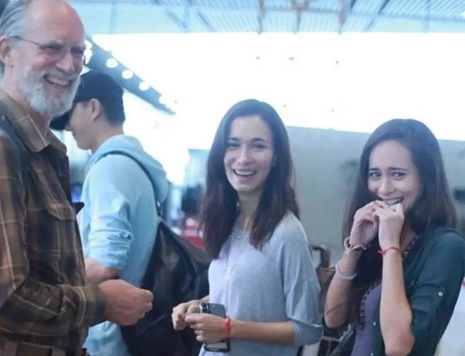 卢靖姗（图中）和父亲罗伊、妹妹的合照，母亲过世后，父女三人感情一直很好。(图/ 摘自微博)