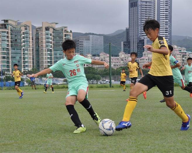 防疫警戒松绑，户外比赛球员终于可以拿下口罩，台北市中正杯足球锦标赛完美落幕。(读者提供)