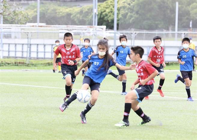 台北市中正杯足球锦标赛今年在台北迎风河滨公园足球场举办。(读者提供)